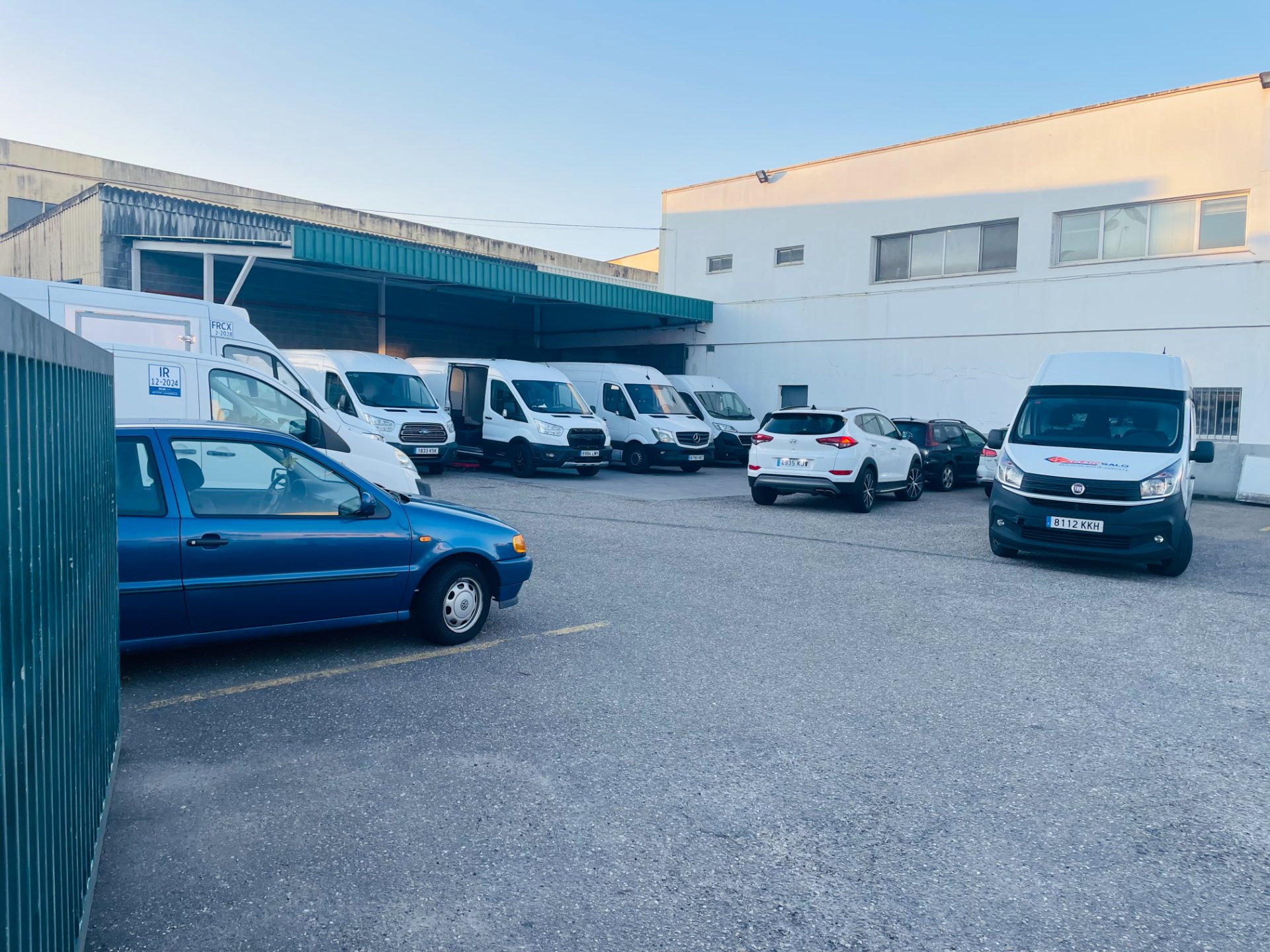 Parking de la empresa con furgonetas de reparto y coches